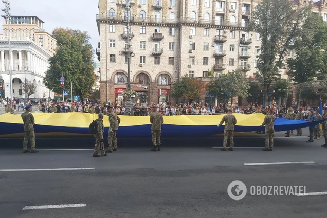 Военные на Крещатике снова скандировали известную кричалку о Путине. Видео 18+