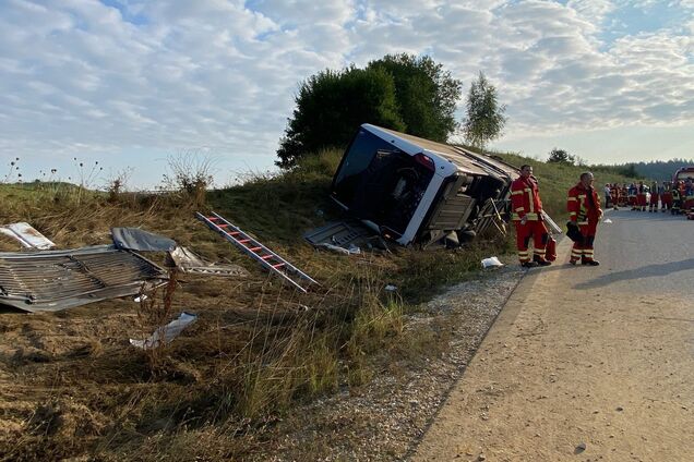 У Німеччині перекинувся автобус із туристами з Чехії: є важко поранені. Фото