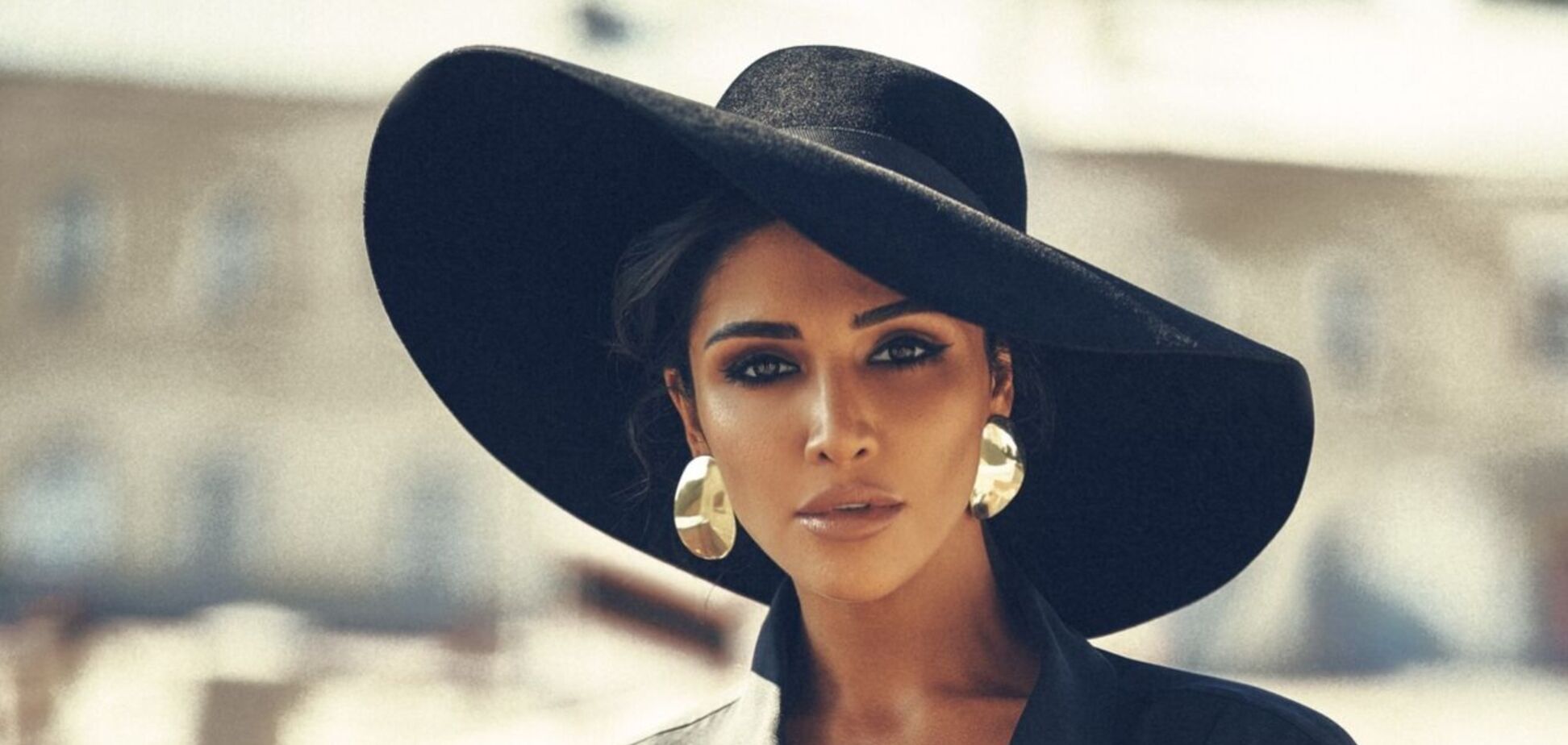 Димопулос в ярком бикини устроила сексуальную фотосессию возле бассейна