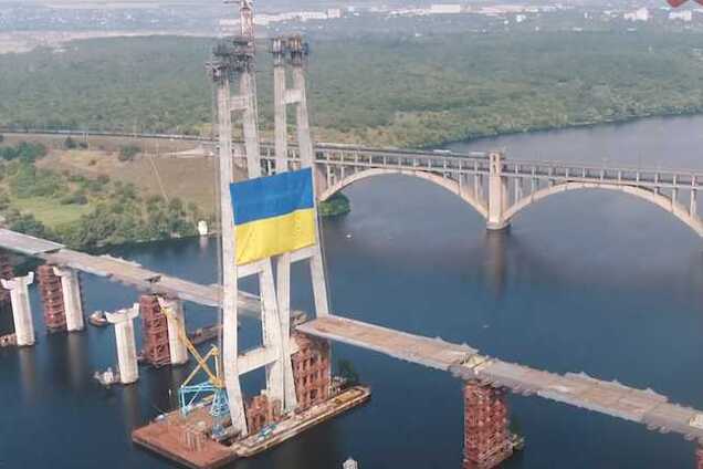 'Запорожсталь' установила национальный флаг Украины на самой высокой точке над Днепром