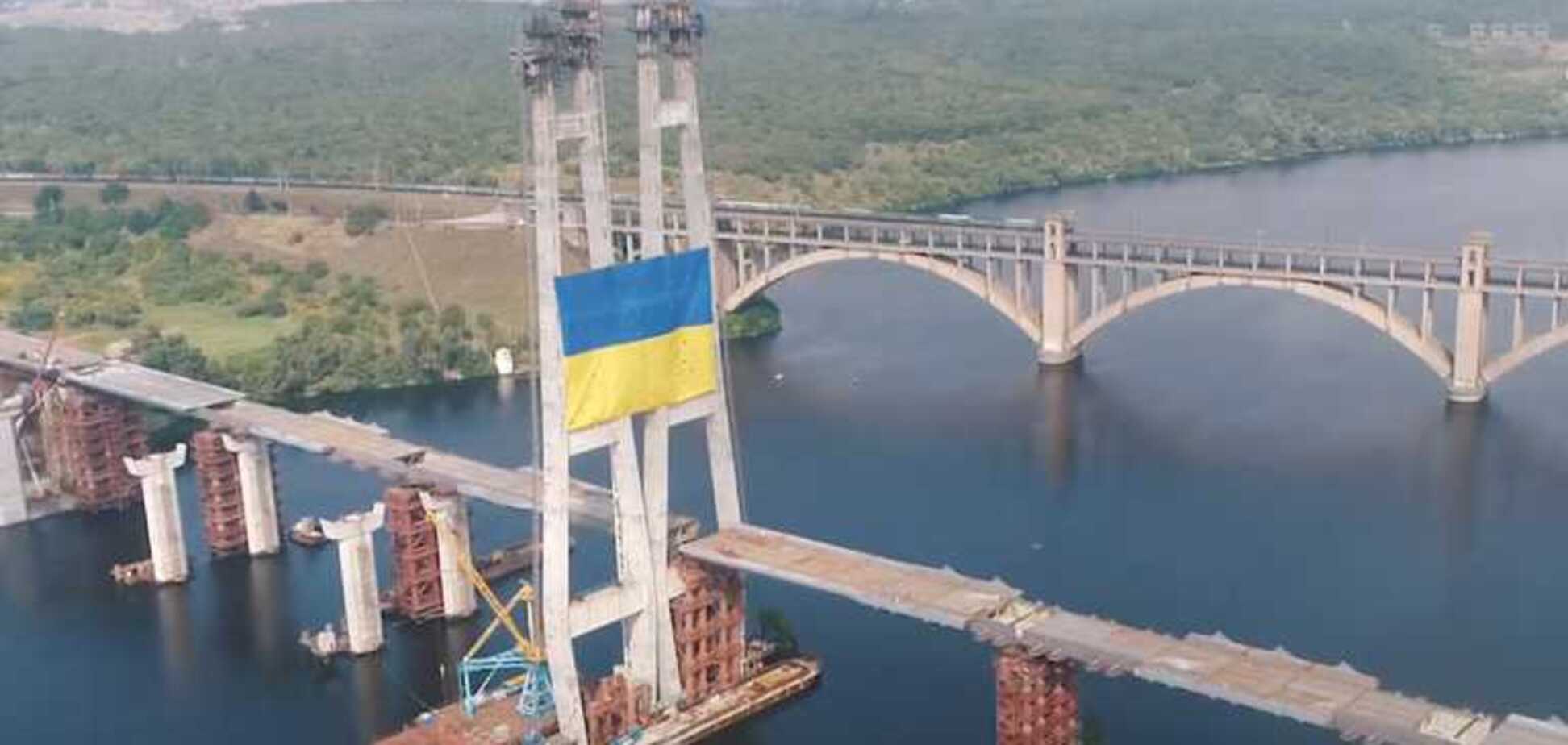 'Запорожсталь' установила национальный флаг Украины на самой высокой точке над Днепром