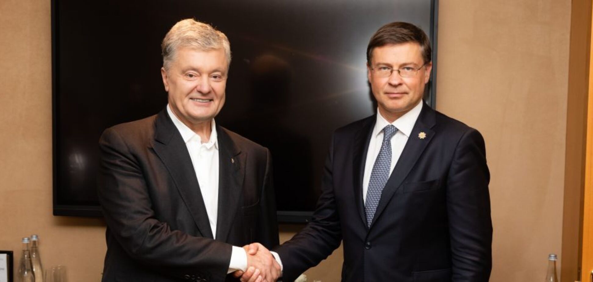 Порошенко обсудил с исполнительным вице-президентом ЕК санкции против РФ и саммит Украина-ЕС