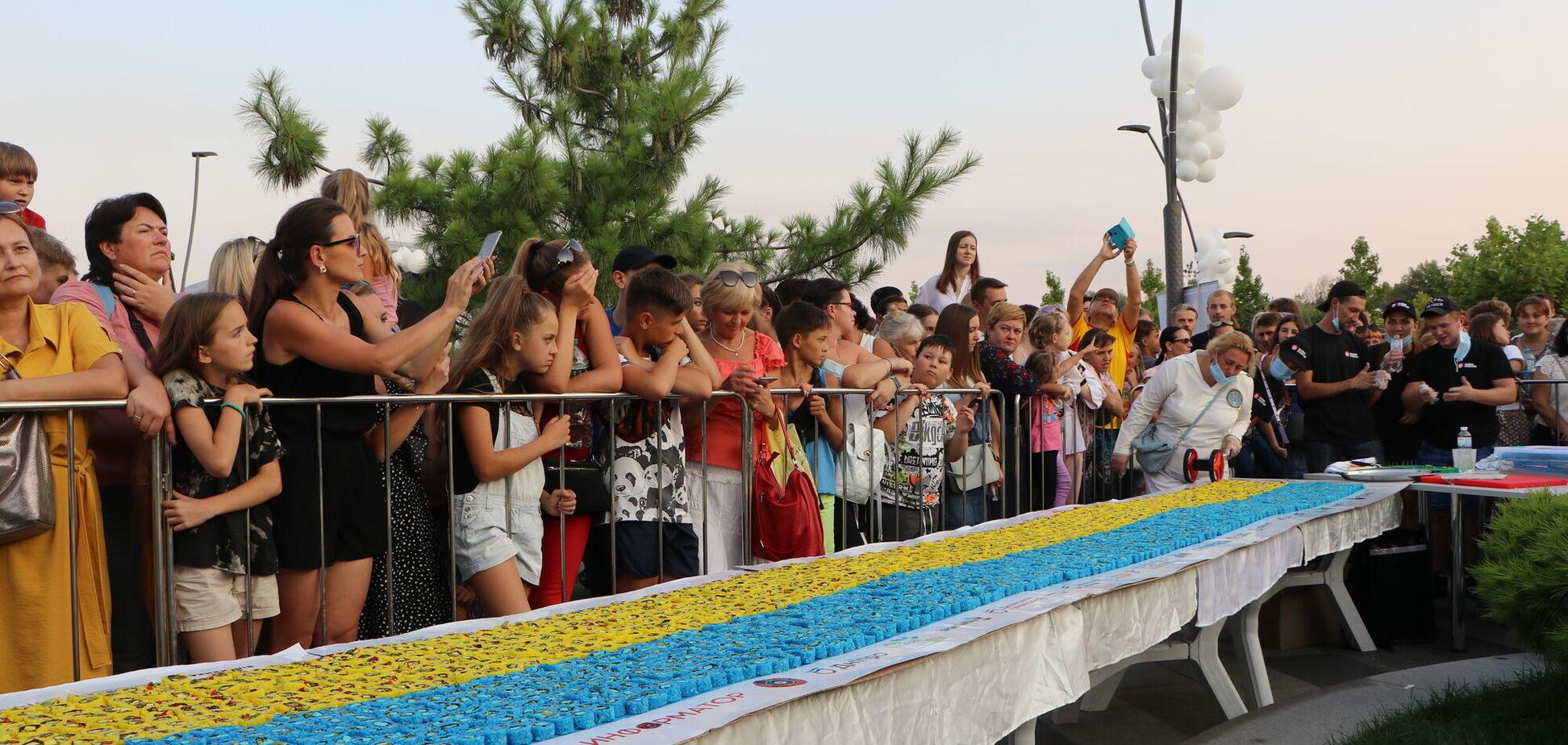 У Дніпрі на День Незалежності утворили найдовший прапор України з суші