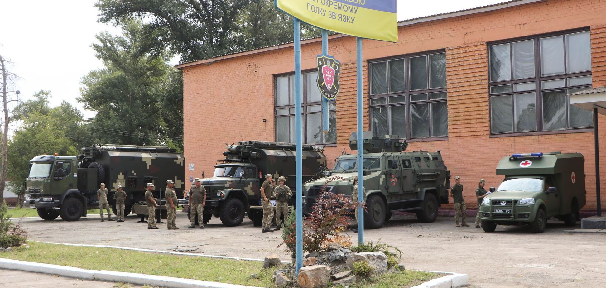 Шефська допомога від мерії Дніпра: військовій частині А 1214 передали технічне устаткування