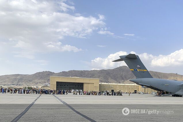 Четыре авто, начиненные взрывчаткой: разведчики раскрыли детали возможной атаки в аэропорту Кабула