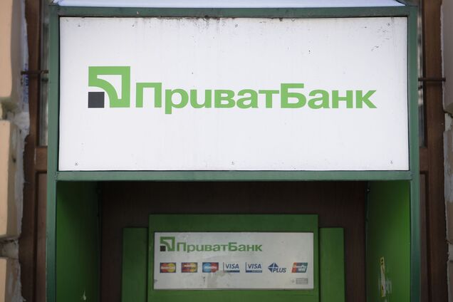 Клиент ПриватБанка рассказал, как с его карты списывались сотни гривен