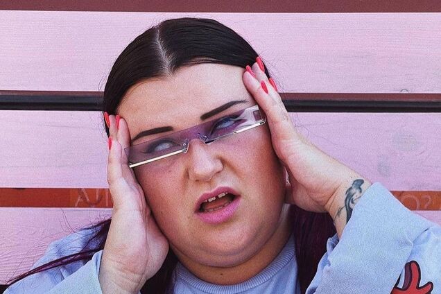 Alyona Alyona в ярком наряде