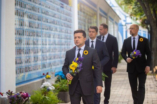 Зеленский почтил память украинских героев, погибших под Иловайском. Фото