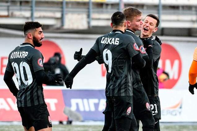 Игроки 'Зари' празднуют гол