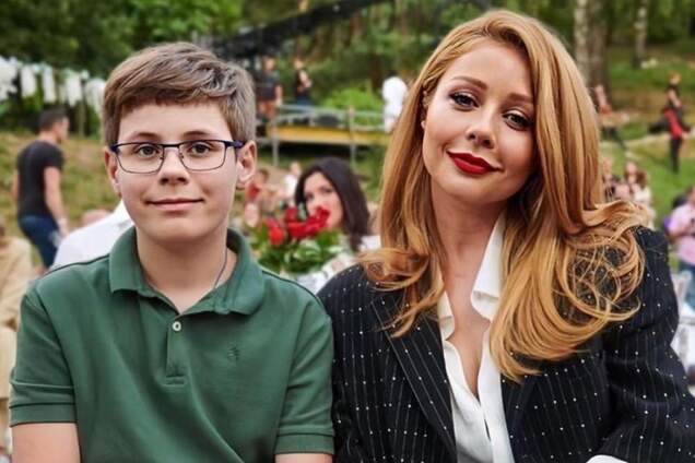 Син Тіни Кароль в англійській школі покрасувався у шароварах і вишиванці. Фото