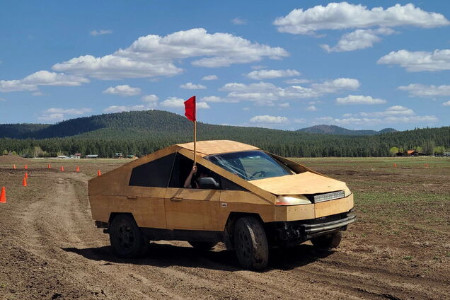 Энтузиаст из США построил Tesla Cybertruck из дерева