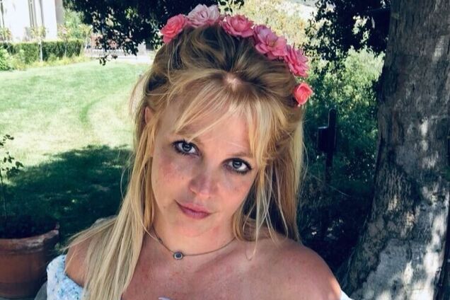 Бритни Спирс в коротких шортах снялась на видео с кабаном