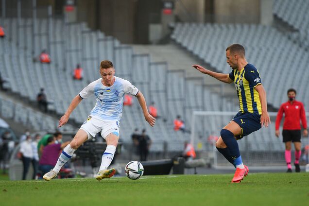 Виктор Цыганков против игрока 'Фенербахче'