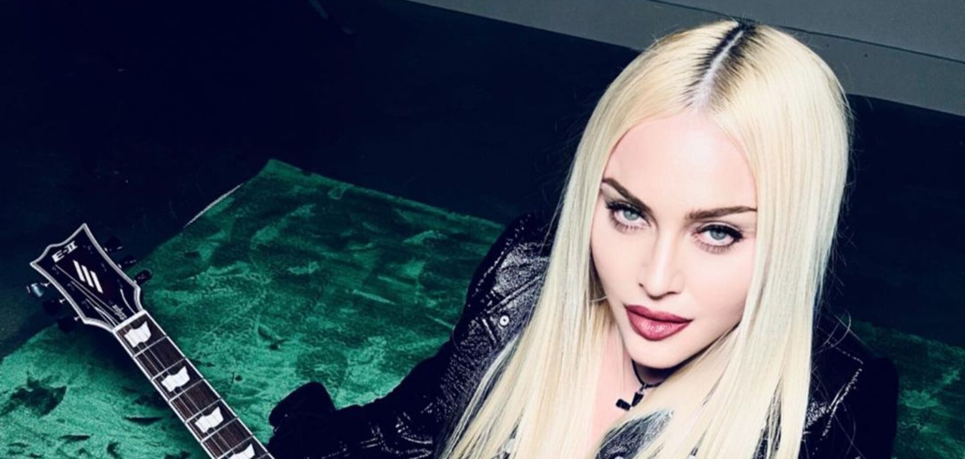 На обличчі жодної зморшки: 62-річна Мадонна засвітилася у стильній хустці та окулярах