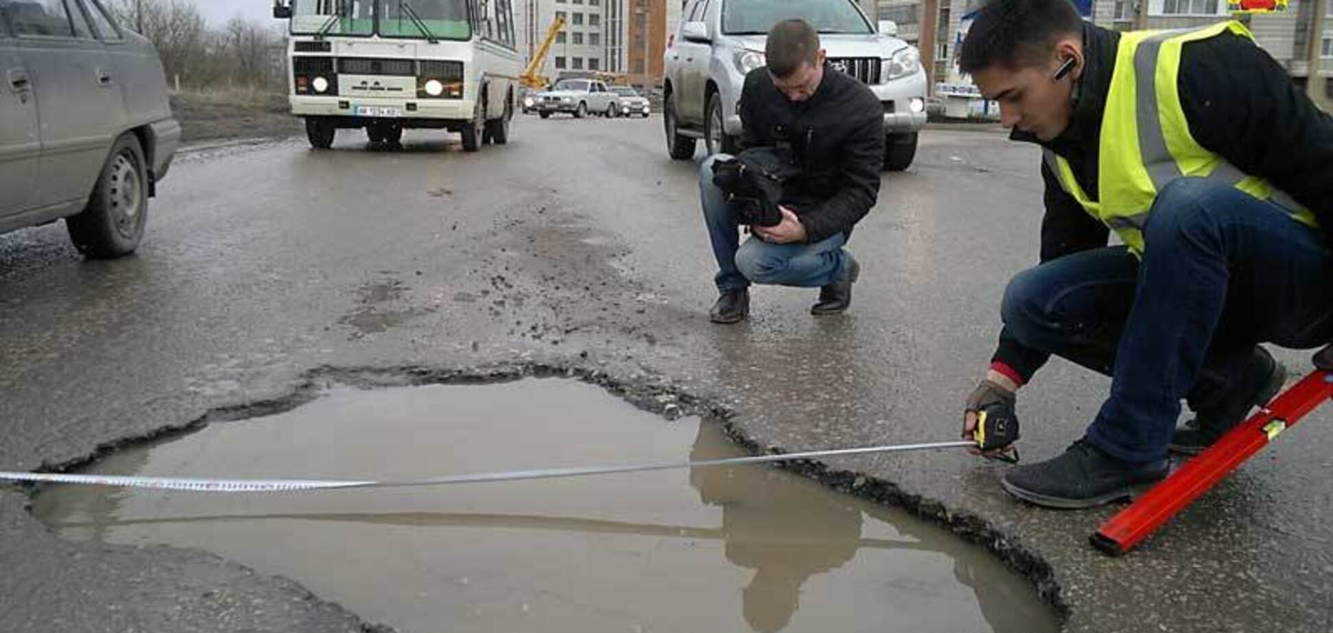 В Кропивницком мужчина травмировался из-за ямы на дороге