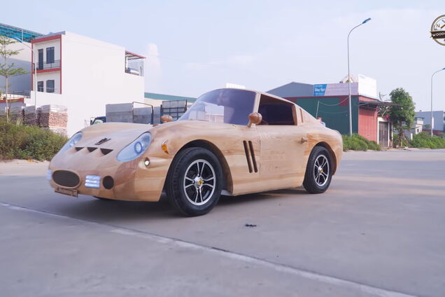 Вьетнамские умельцы изготовили классическую Ferrari из дерева. Видео