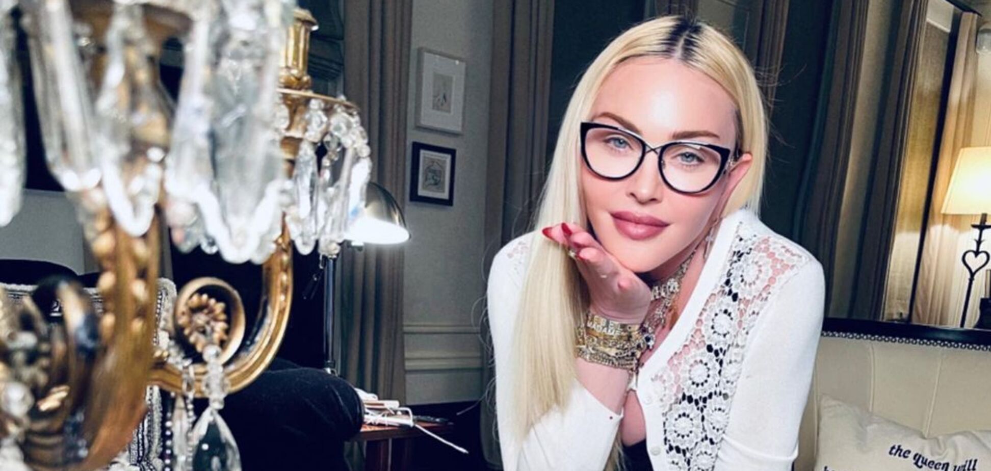 63-річна Мадонна засвітила фігуру в мінісукні та колготках у сітку. Фото