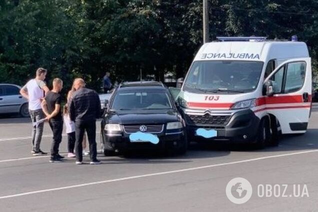 У Житомирі зіткнулися 'швидка' та легковик: пацієнт, якого везли в лікарню, загинув