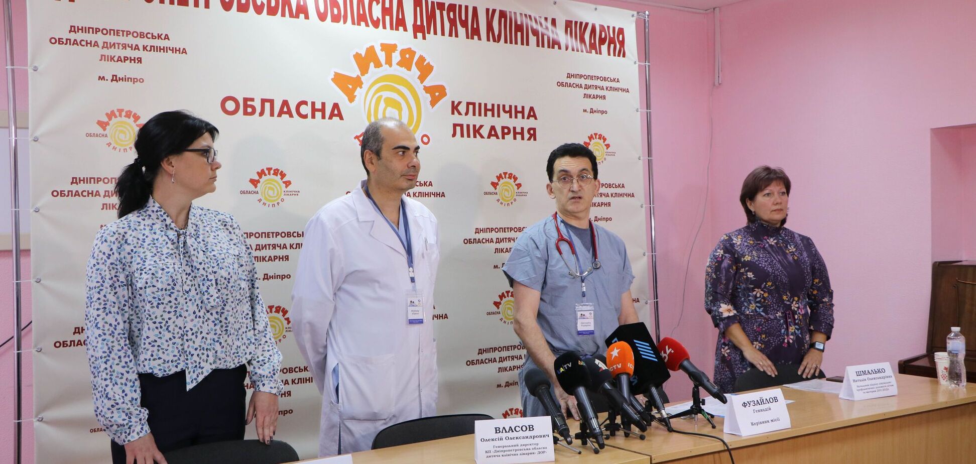 В Днепре ожоговые хирурги из США начали бесплатно оперировать украинских детей