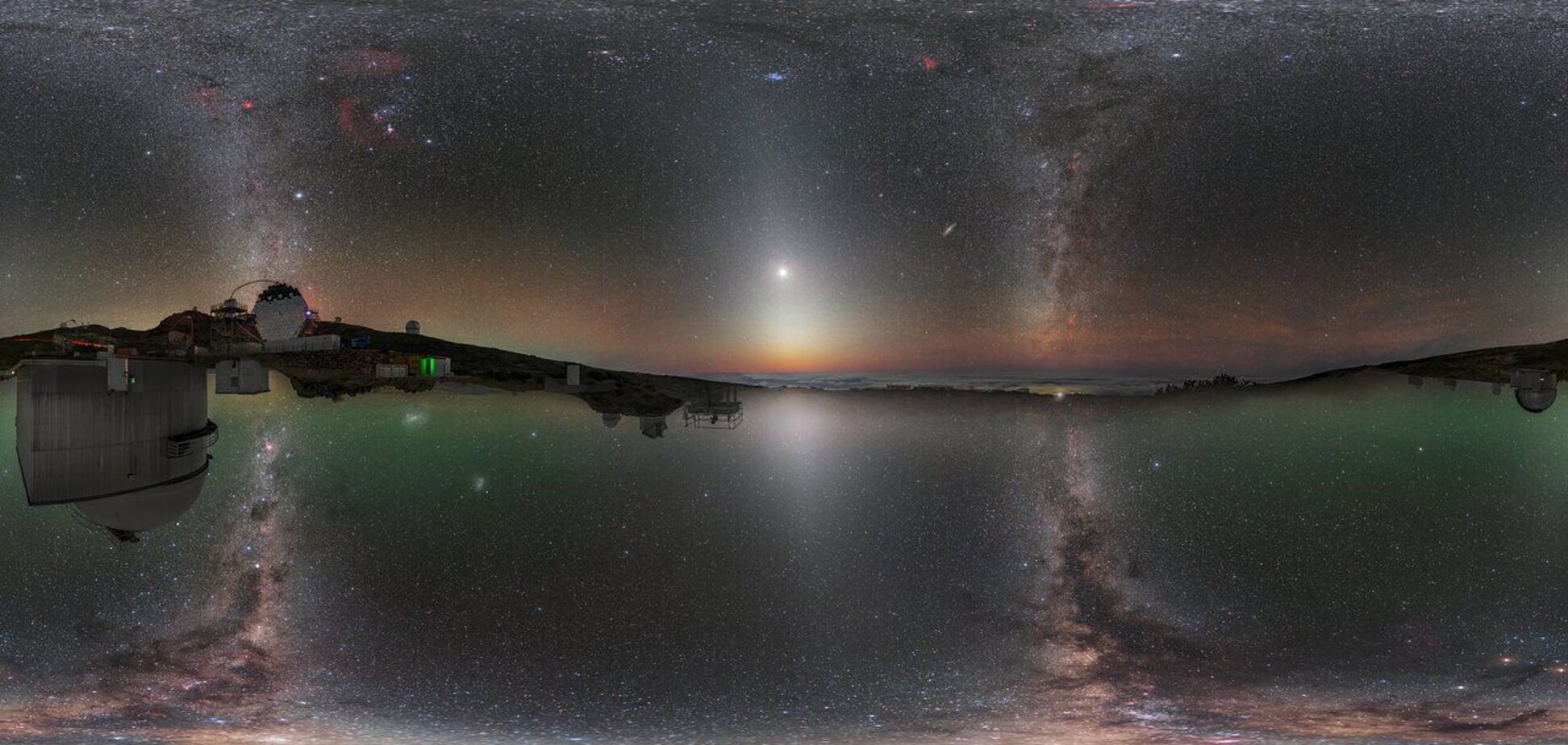 На унікальному знімку одночасно видно північну і південну півкулі в одному кадрі. Версія знімка в рівнопроміжній проєкції