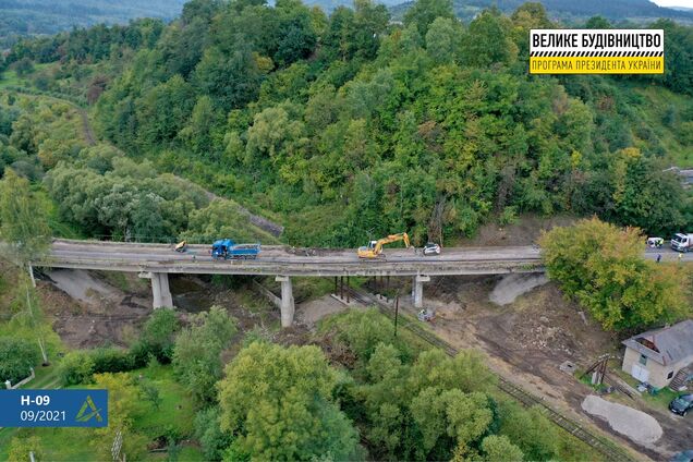 На Прикарпатті 'Велике будівництво' Зеленського розпочало ремонт моста через гірську річку