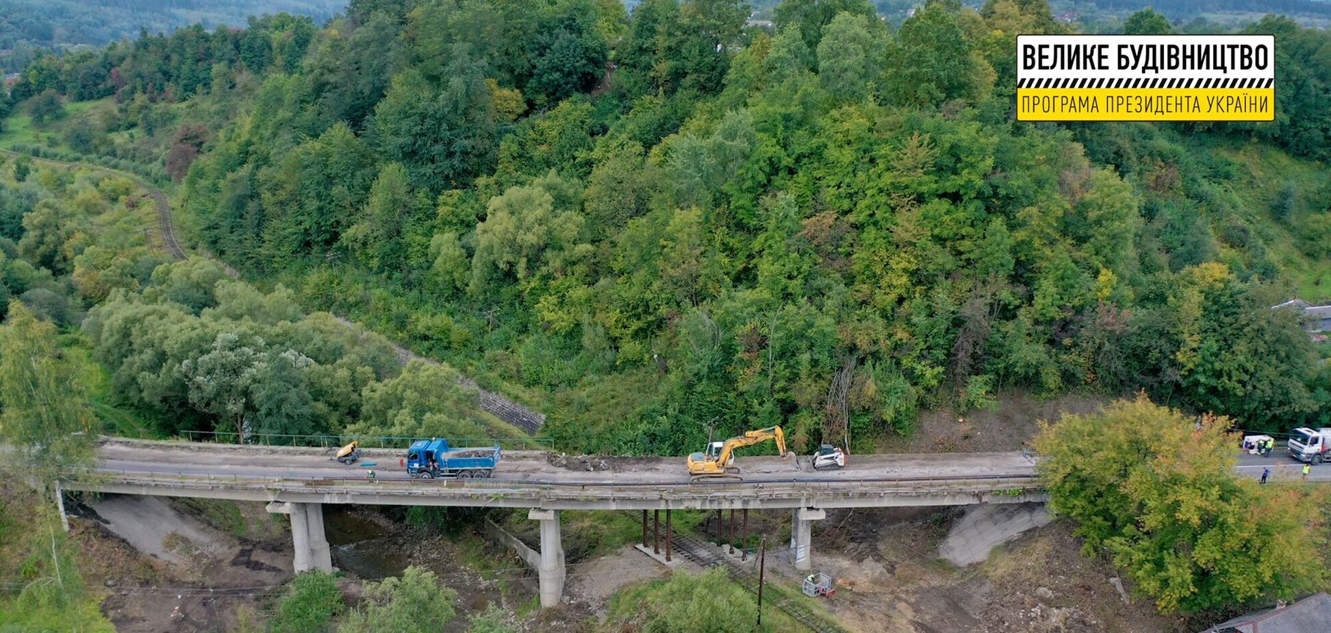 На Прикарпатье 'Большая стройка' Зеленского начала ремонт моста через горную реку