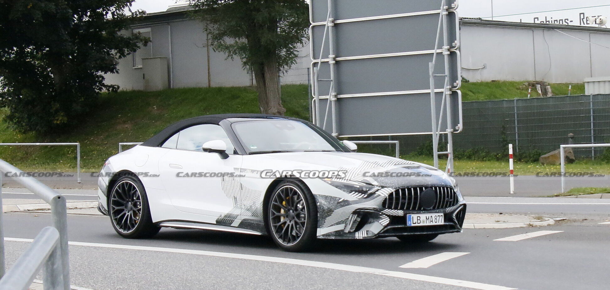 Mercedes-AMG SL заметили на тестах почти без камуфляжа