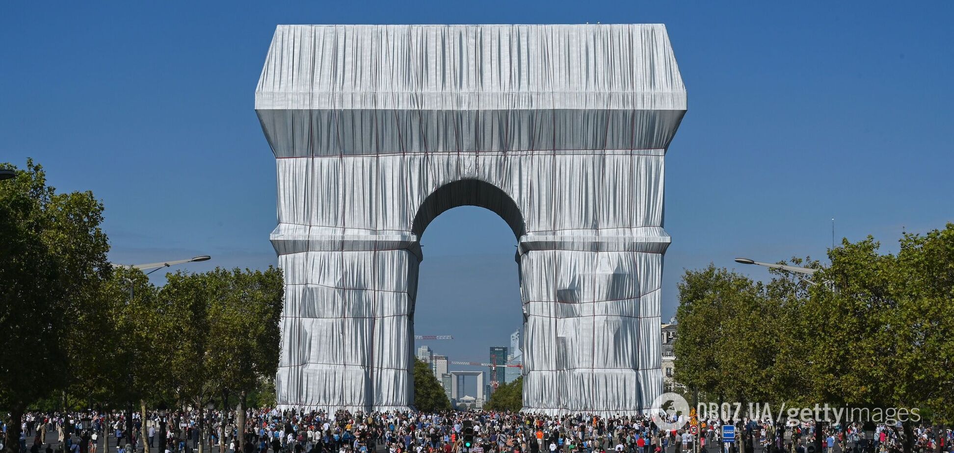 В Париже Триумфальную арку обернули тканью. Фото и видео масштабной инсталляции