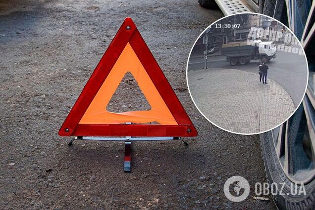 В Днепре грузовик сбил женщину, переходившую дорогу на запрещающий сигнал светофора. Момент попал на видео