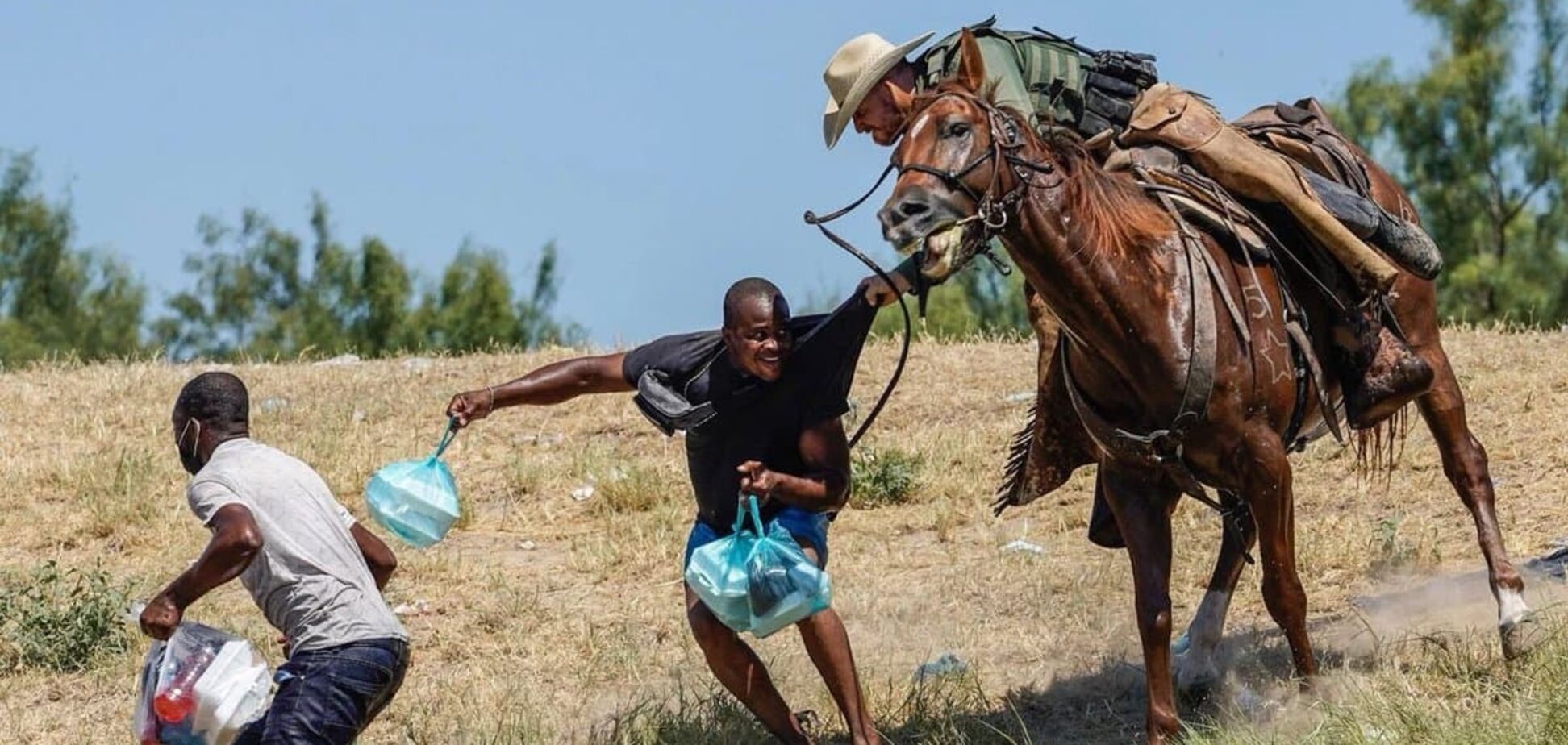 Мигранты из Гаити штурмуют американские границы: их разгоняют конные патрули