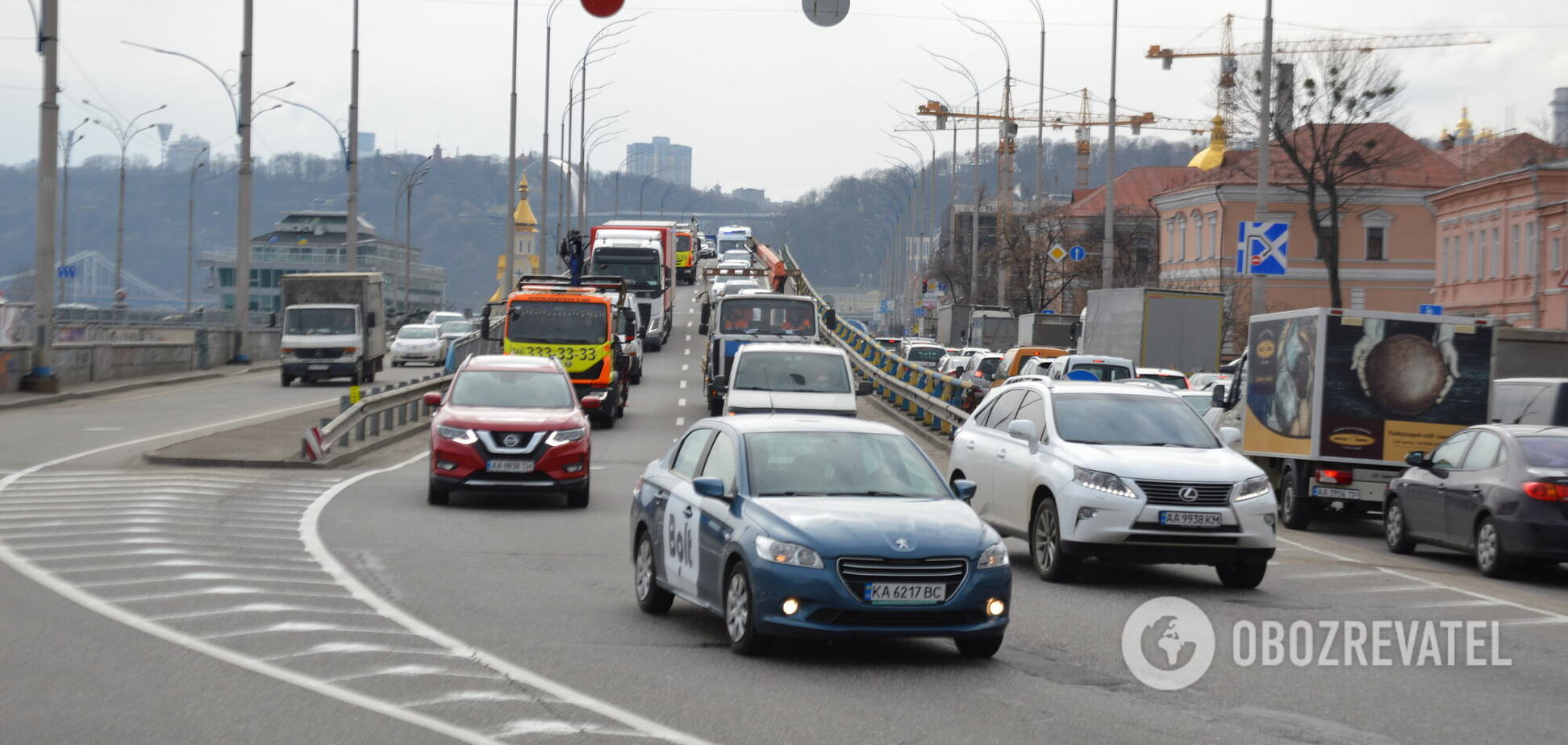 Рух авто на основних дорогах ускладнено