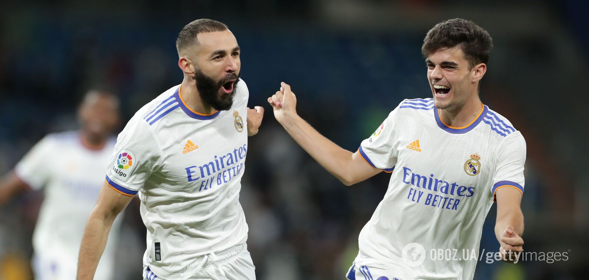 Карим Бензема (слева) празднует гол с одноклубником