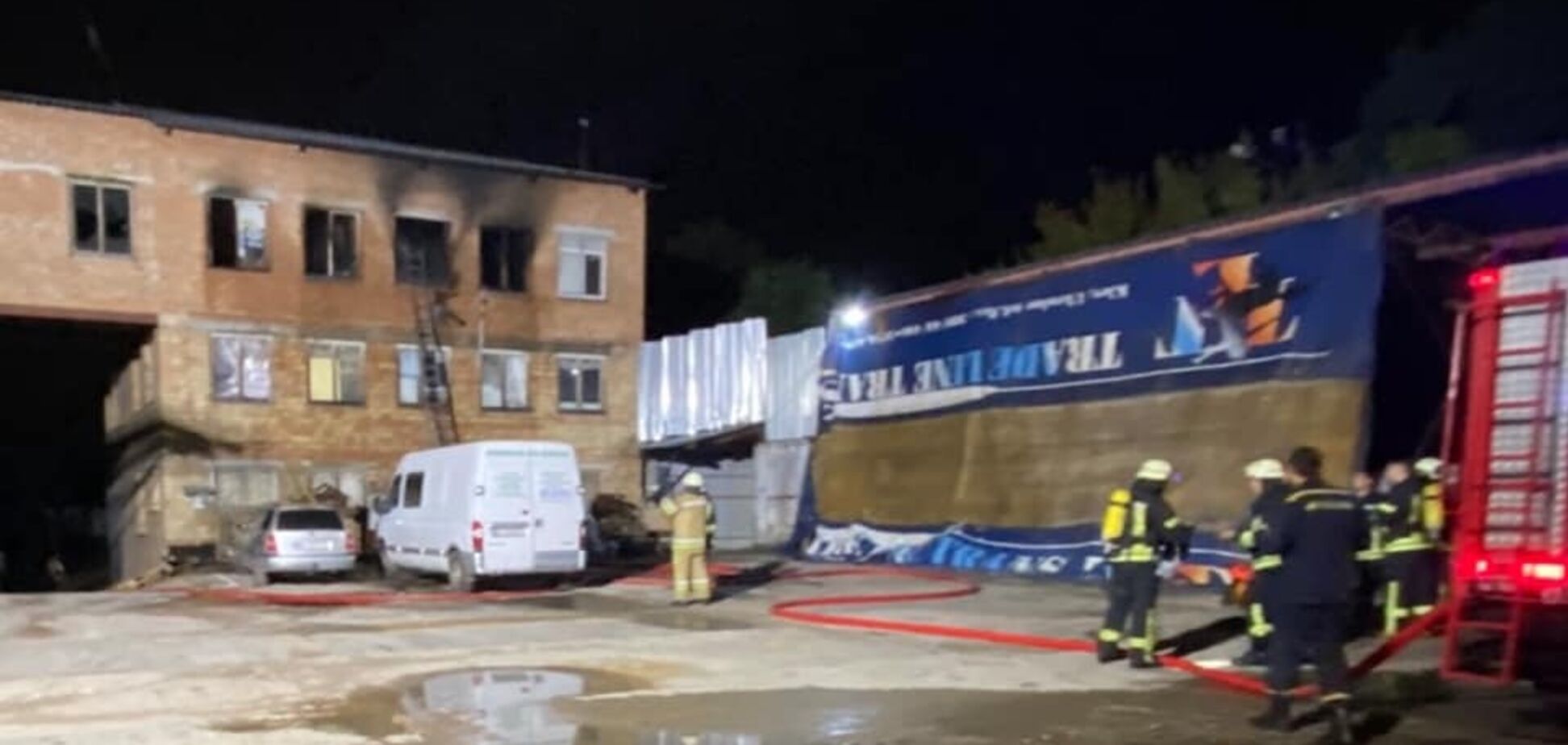 У Києві горів хостел: одна людина загинула, інша врятувалася, вистрибнувши з вікна
