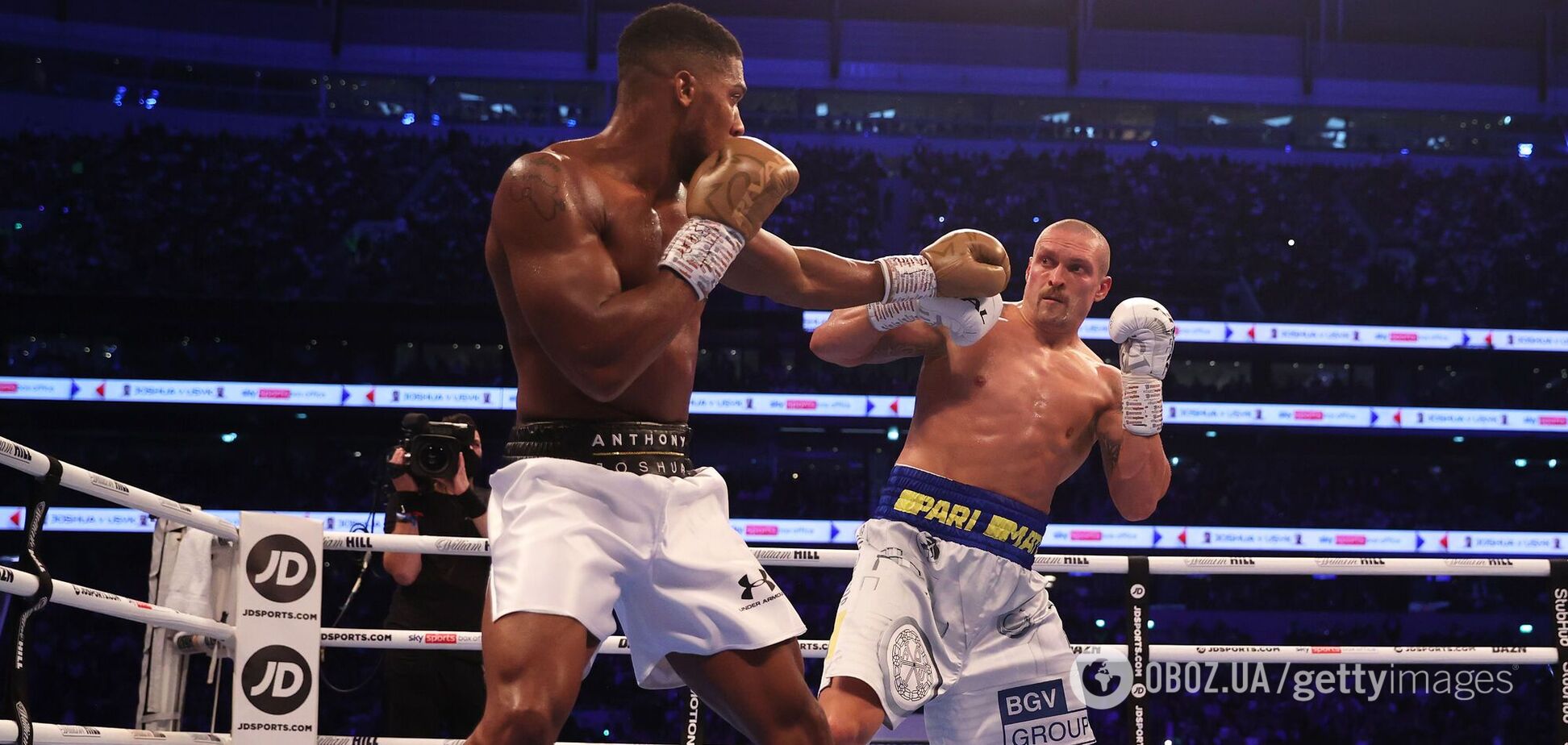 Усик показав, як виглядає його обличчя після бою з Джошуа. Фотофакт