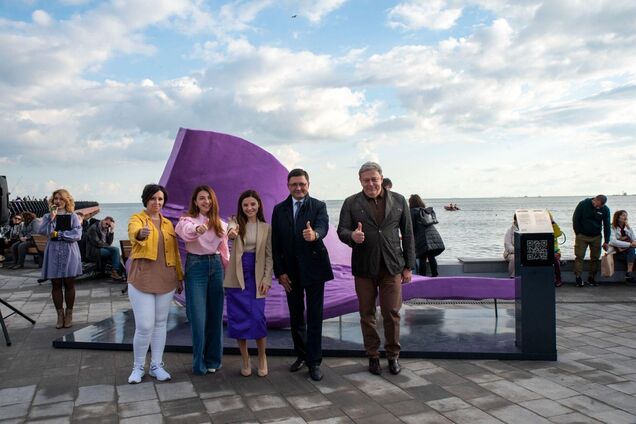 Звуки Маріуполя втілили в унікальній скульптурі – фіолетова хвиля на березі моря