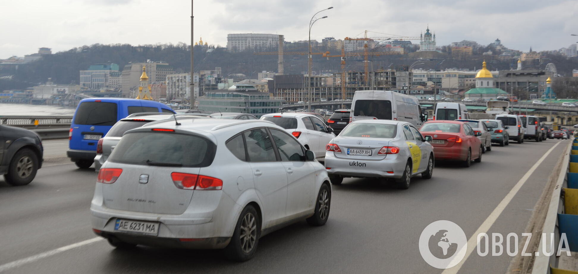 Рух авто на основних дорогах ускладнено