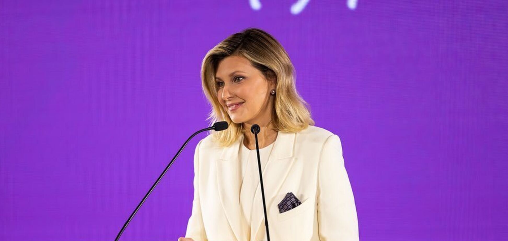 Зеленська вразила вбранням з яскравим принтом. Фото