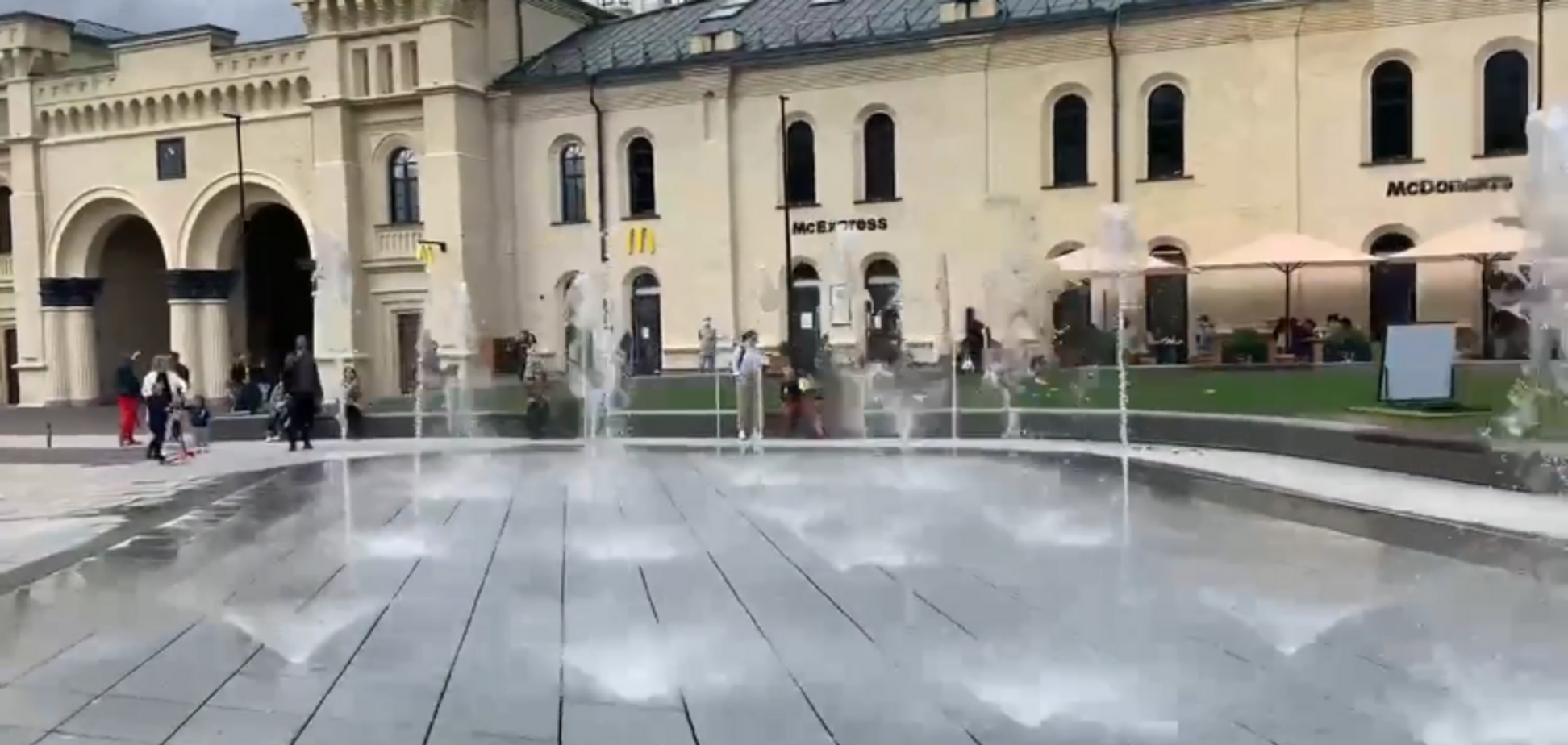 В Киеве на Арсенальной восстановили фонтан после наезда грузовика. Видео