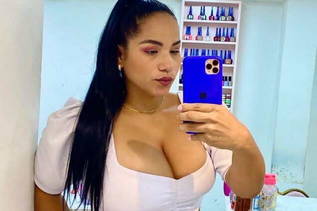 В Колумбии маму троих детей не пустили в школу из-за декольте. Видео