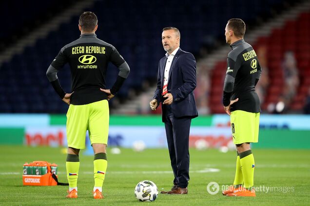 Іржі Хитрі спілкується з футболістами