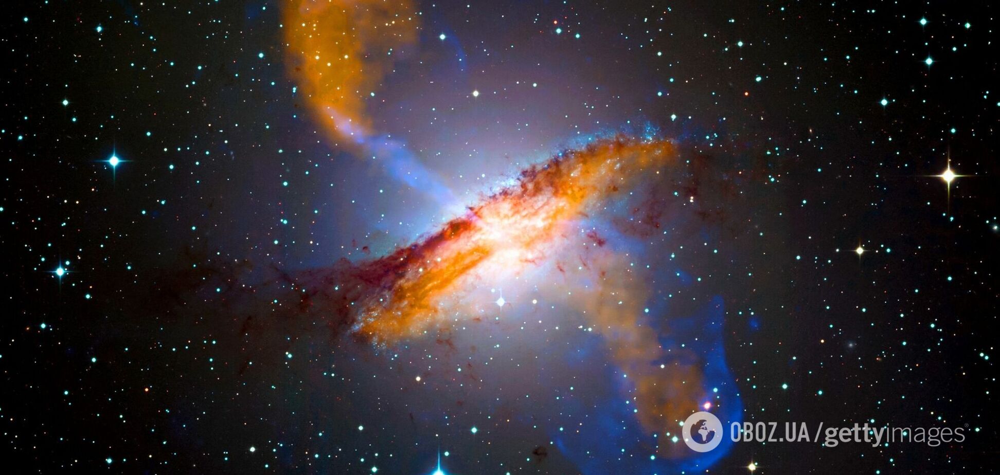 Вчені показали фото величезної галактики, оточеної нитками пилу: розташована відносно близько до Землі