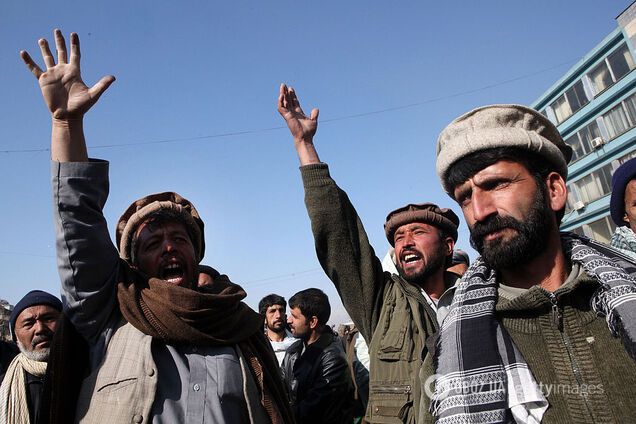 В Кабуле устроили акцию протеста против талибов: сотни людей вышли на улицы. Видео