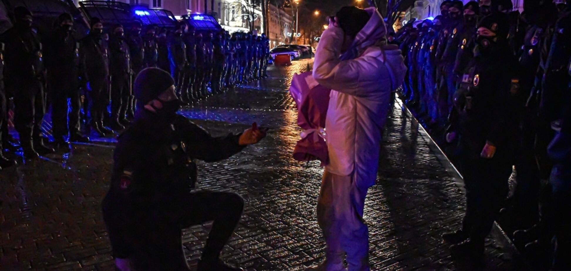 В Одессе боец Нацгвардии сделал предложение любимой в новогоднюю ночь. Фото