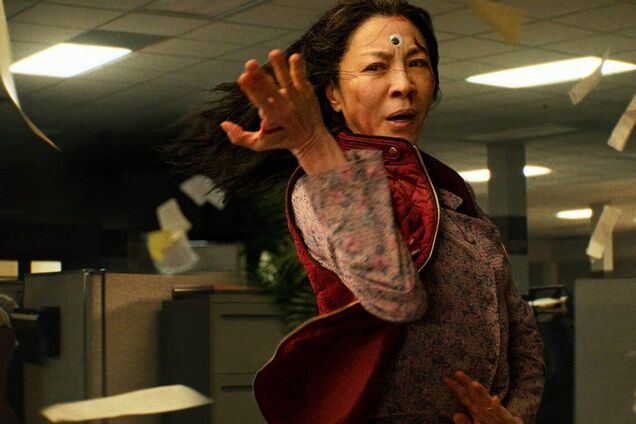 Появился трейлер фантастической комедии от продюсеров братьев Руссо 'Все везде и сразу' . Видео