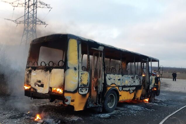На Дніпропетровщині на ходу спалахнув автобус: вигорів ущент. Фото