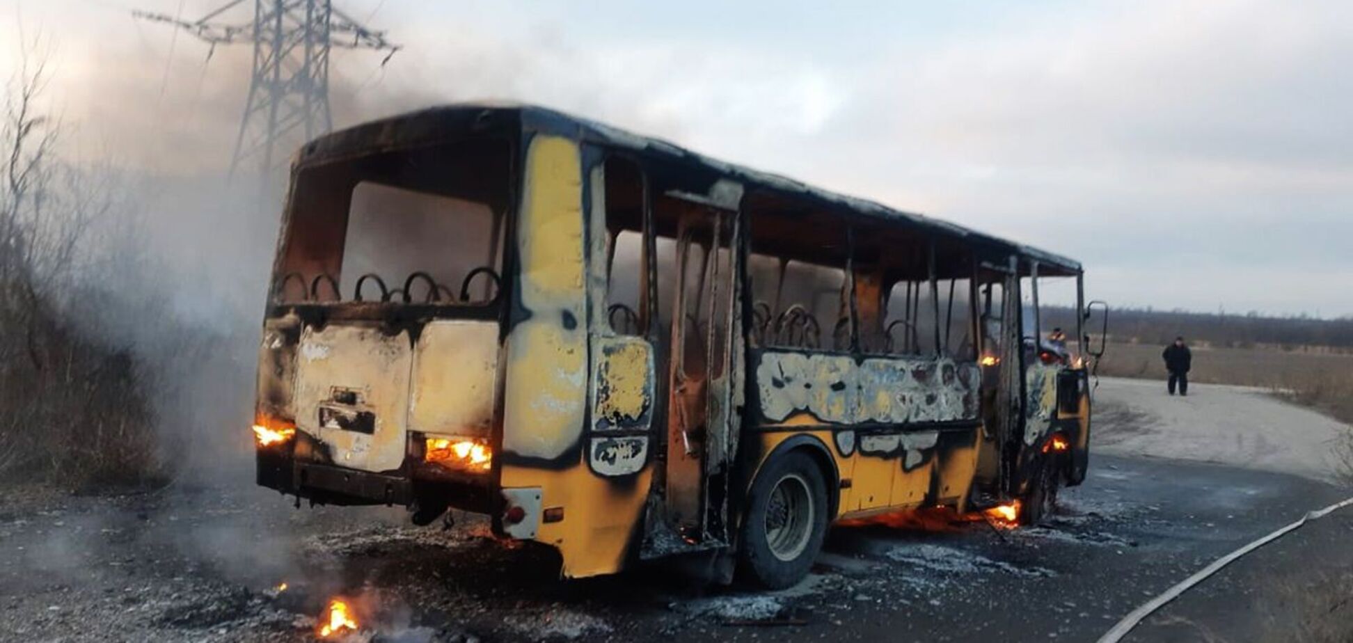 На Дніпропетровщині на ходу спалахнув автобус: вигорів ущент. Фото