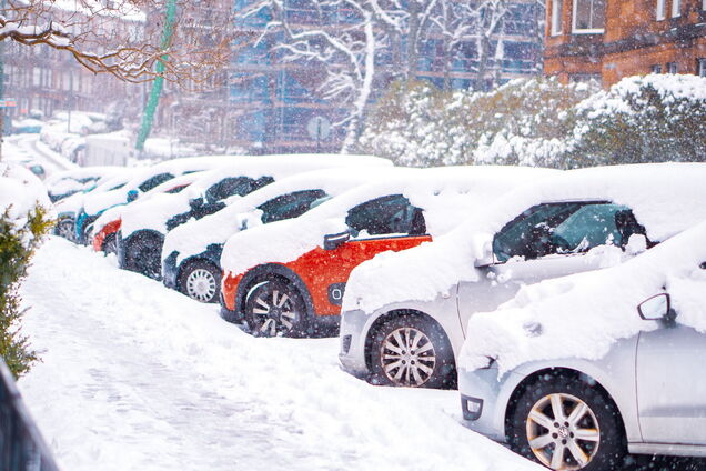 Як швидко очистити авто від снігу та льоду: прості поради