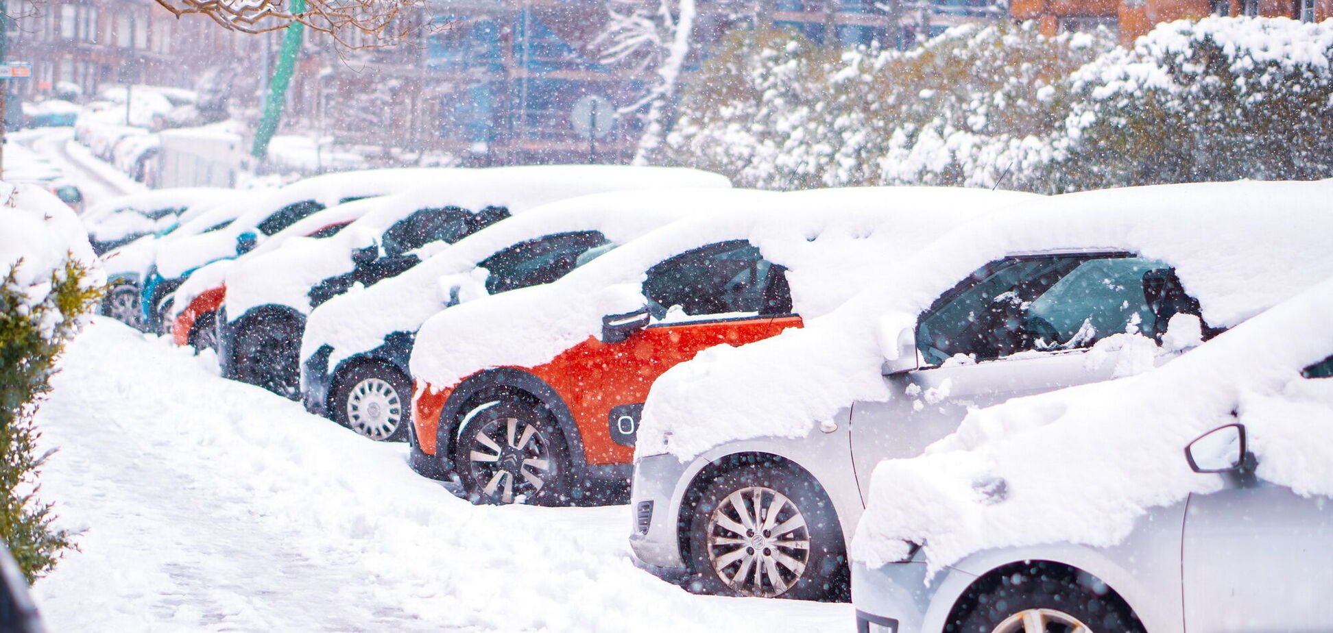 Як швидко очистити авто від снігу та льоду: прості поради