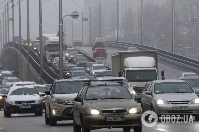 Движение авто на основных дорогах затруднено