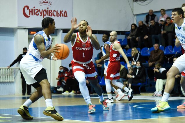 'Днепр' выиграл центральный матч, 23-я победа 'Прометея': результаты Суперлиги Windrose 14 января